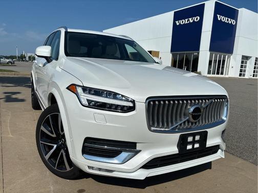 Crystal White Metallic 2023 Volvo XC90 B6 Plus 7-Seater