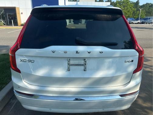 Crystal White Metallic 2023 Volvo XC90 B6 Plus 7-Seater