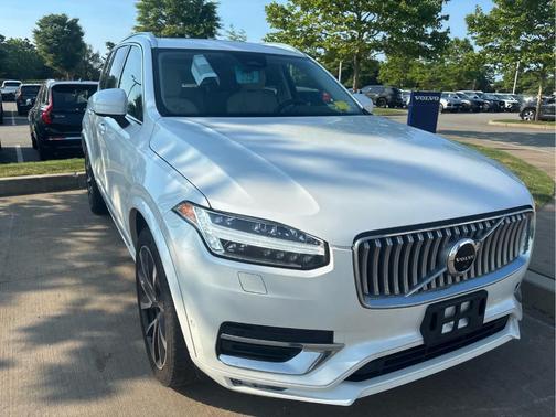 Crystal White Metallic 2023 Volvo XC90 B6 Plus 7-Seater