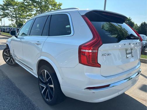 Crystal White Metallic 2023 Volvo XC90 B6 Plus 7-Seater
