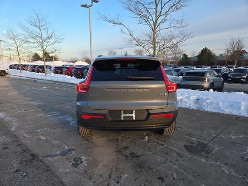 2023 Volvo XC40 B5 Ultimate Dark Theme