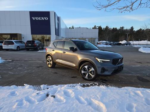 2023 Volvo XC40 B5 Ultimate Dark Theme