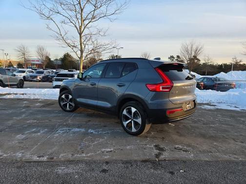 2023 Volvo XC40 B5 Ultimate Dark Theme