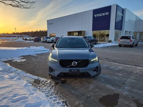 2023 Volvo XC40 B5 Ultimate Dark Theme