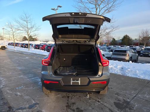 2023 Volvo XC40 B5 Ultimate Dark Theme