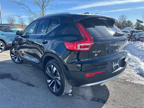 2025 Volvo XC40 B5 Ultra Bright Theme