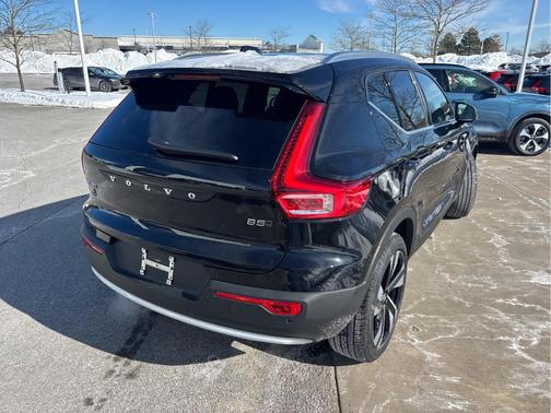 2025 Volvo XC40 B5 Ultra Bright Theme