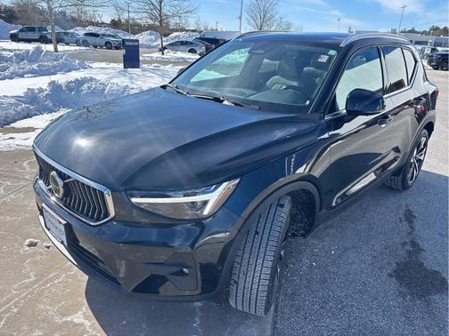 2025 Volvo XC40 B5 Ultra Bright Theme