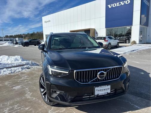 2025 Volvo XC40 B5 Ultra Bright Theme