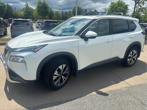 White 2022 Nissan Rogue SV