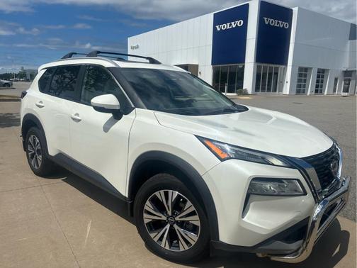 White 2022 Nissan Rogue SV