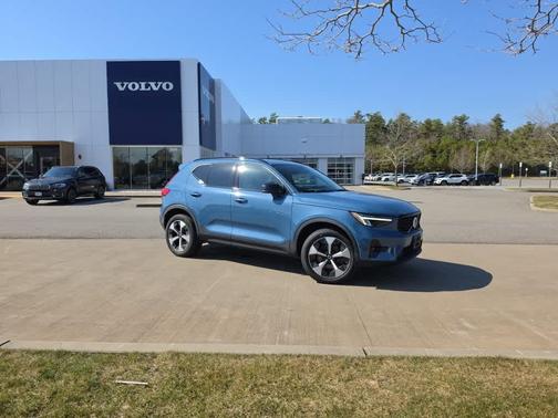Fjord Blue Metallic 2023 Volvo XC40 B5 Plus Dark Theme