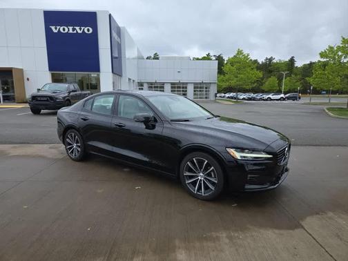 2022 Volvo S60 B5 Momentum