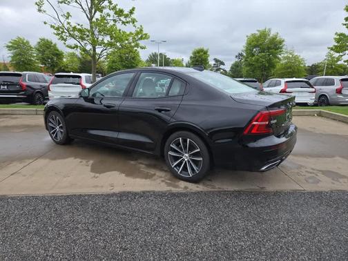 2022 Volvo S60 B5 Momentum