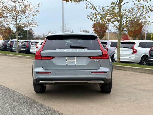 2026 Volvo V60 Cross Country B5 Ultra