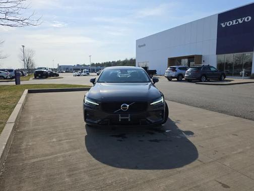 Platinum Grey Metallic 2025 Volvo S60 B5 Core