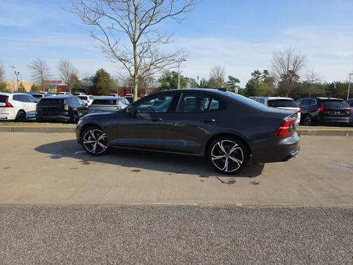 Platinum Grey Metallic 2025 Volvo S60 B5 Core