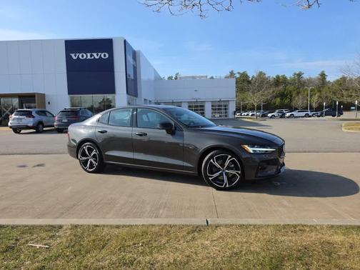 Platinum Grey Metallic 2025 Volvo S60 B5 Core