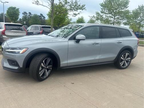 Metallic 2024 Volvo V60 Cross Country B5 Plus