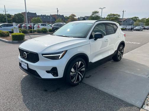 2025 Volvo XC40 B5 Plus Dark Theme