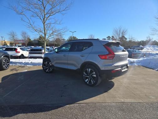 2023 Volvo XC40 B5 Plus Dark Theme