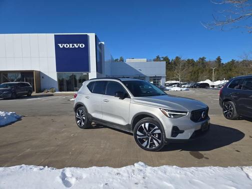 2023 Volvo XC40 B5 Plus Dark Theme
