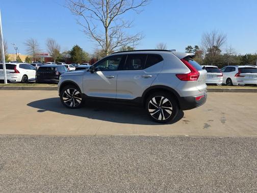 2023 Volvo XC40 B5 Plus Dark Theme