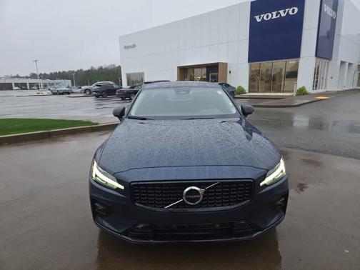 2024 Volvo S60 B5 Core Dark Theme