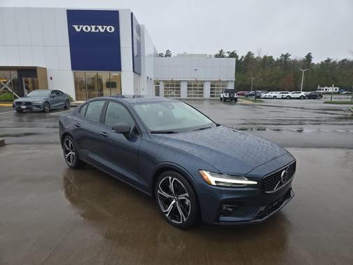 2024 Volvo S60 B5 Core Dark Theme