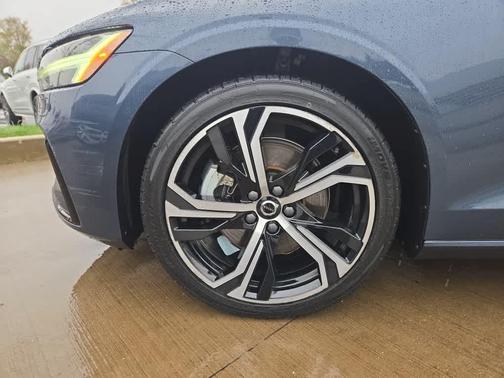 2024 Volvo S60 B5 Core Dark Theme