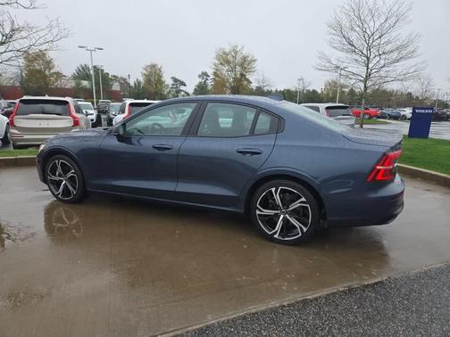 2024 Volvo S60 B5 Core Dark Theme