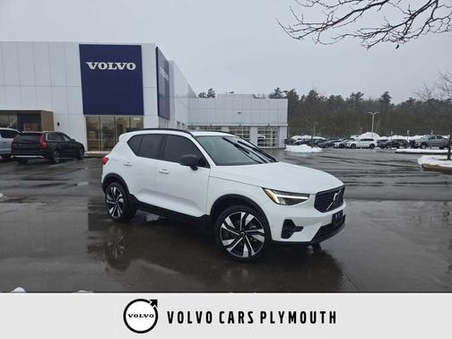 2023 Volvo XC40 B5 Plus Dark Theme
