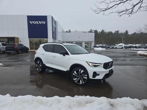 2023 Volvo XC40 B5 Plus Dark Theme