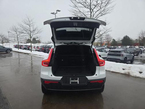 2023 Volvo XC40 B5 Plus Dark Theme