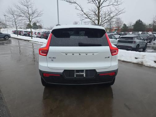 2023 Volvo XC40 B5 Plus Dark Theme