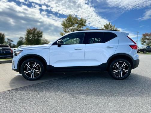 2024 Volvo XC40 CORE THEME