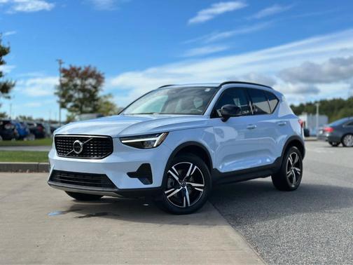 2024 Volvo XC40 CORE THEME