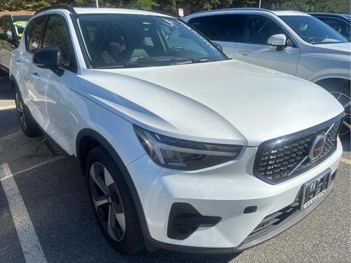 Crystal White Metallic 2024 Volvo XC40 CORE THEME