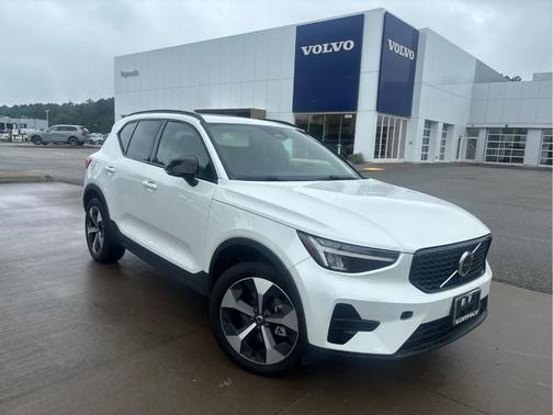 Crystal White Metallic 2024 Volvo XC40 CORE THEME