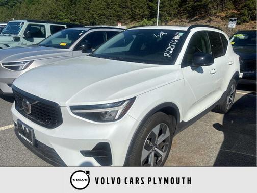 Crystal White Metallic 2024 Volvo XC40 CORE THEME