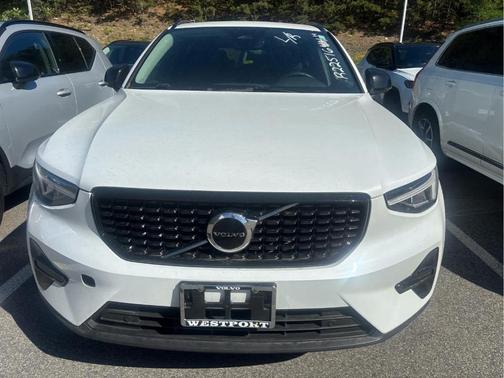 Crystal White Metallic 2024 Volvo XC40 CORE THEME