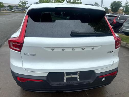 Crystal White Metallic 2024 Volvo XC40 CORE THEME