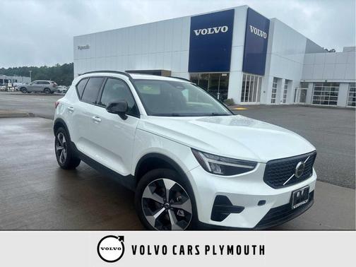 Crystal White Metallic 2024 Volvo XC40 CORE THEME