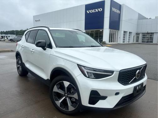 Crystal White Metallic 2024 Volvo XC40 CORE THEME