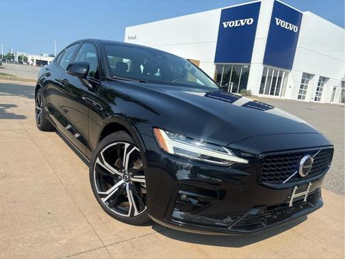 Onyx Black Metallic 2024 Volvo S60 B5 Plus Dark Theme