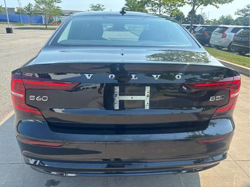 Onyx Black Metallic 2024 Volvo S60 B5 Plus Dark Theme