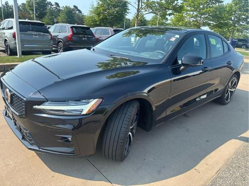 Onyx Black Metallic 2024 Volvo S60 B5 Plus Dark Theme