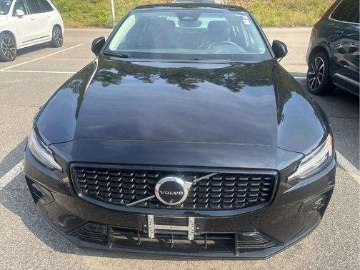 Onyx Black Metallic 2024 Volvo S60 B5 Plus Dark Theme