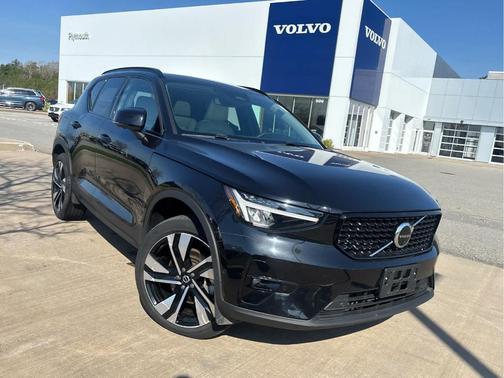 Onyx Black Metallic 2023 Volvo XC40 B5 Plus Dark Theme