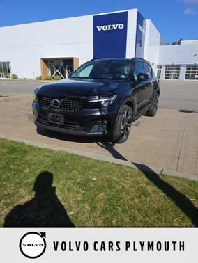Onyx Black Metallic 2023 Volvo XC40 B5 Plus Dark Theme